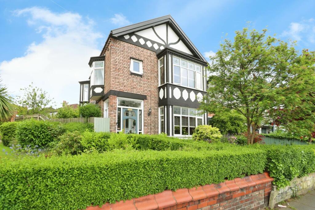 3 bedroom detached house for sale in Bebington Road, Bebington Border, CH42