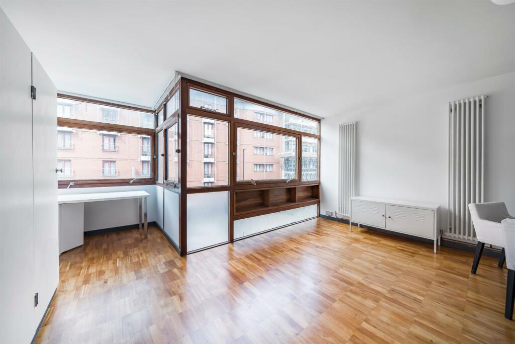 1 bedroom apartment for sale in Crescent House, Golden Lane Estate EC1