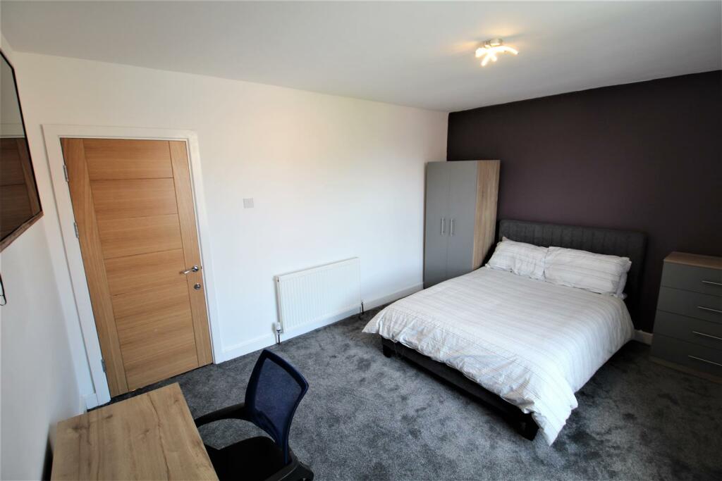 6 bedroom terraced house for rent in Edwin Road, Hyde Park, Leeds, LS6 1ML, LS6
