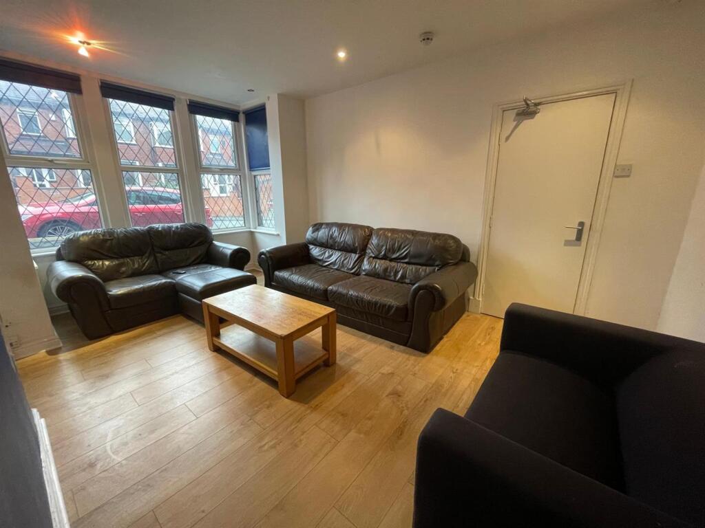 Main image of property: Headingley Mount, Headingley, Leeds LS6 3EW