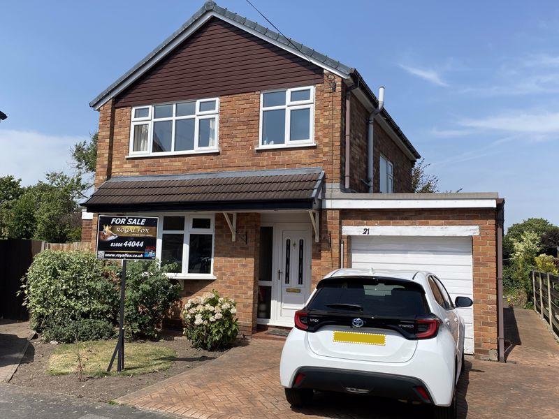 3 bedroom detached house for sale in Greenside Drive, Lostock Green