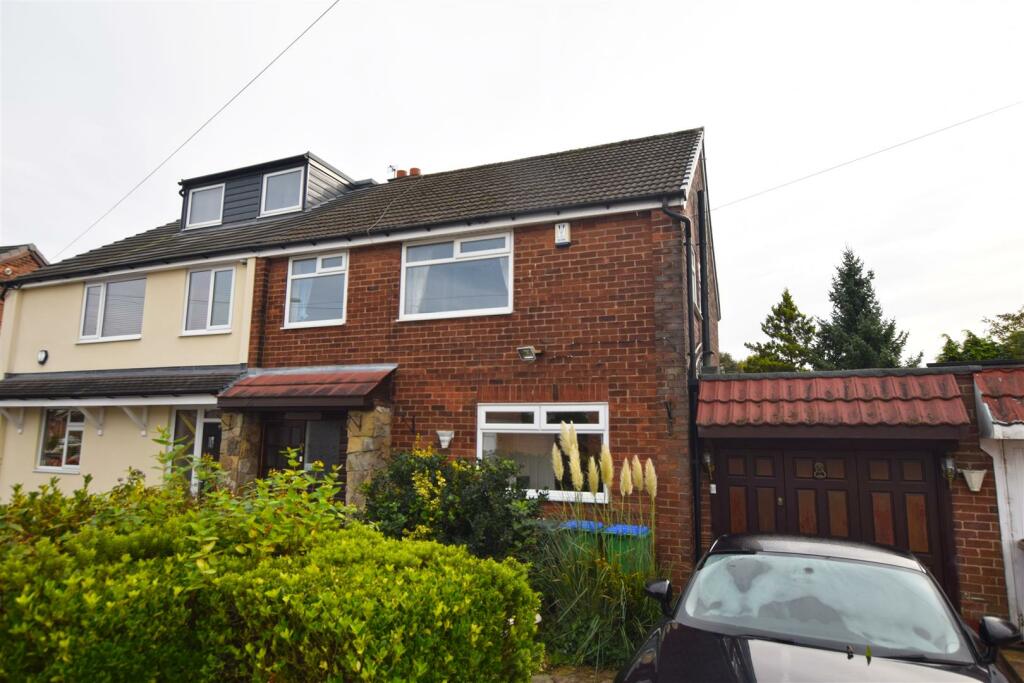 3 bedroom semidetached house for sale in Warwick Road, Alkrington, Middleton, M24