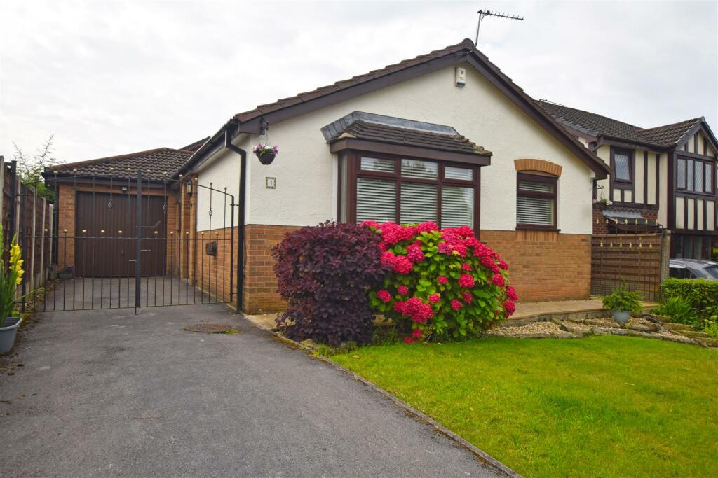 3 bedroom detached bungalow for sale in Hargrave Close, Manchester, M9