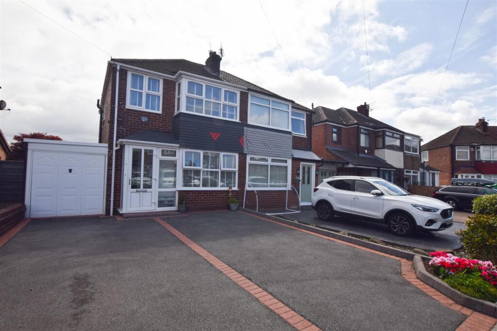 Main image of property: Ruthin Avenue, Alkrington, Middleton