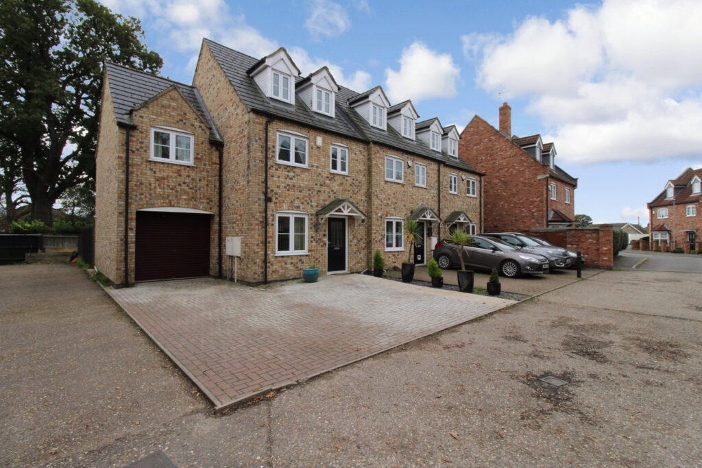 4 bedroom end of terrace house for sale in Oak Square, Crowland