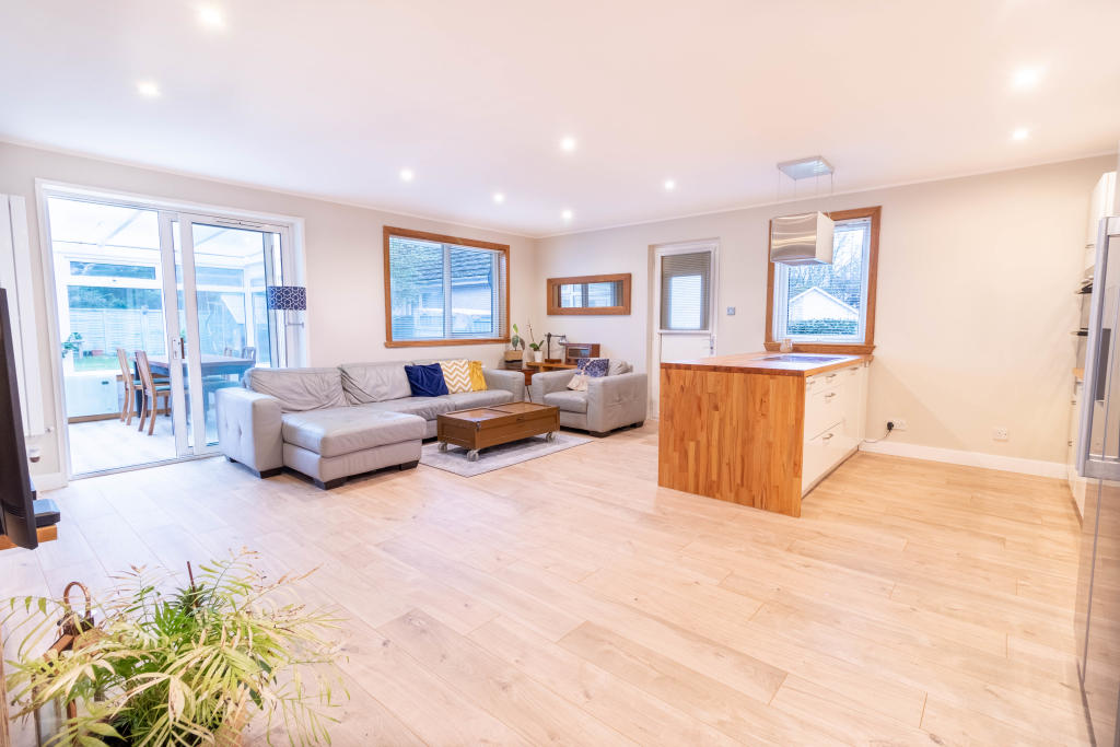 3 bedroom detached bungalow for sale in Whinfield Place, Newportontay