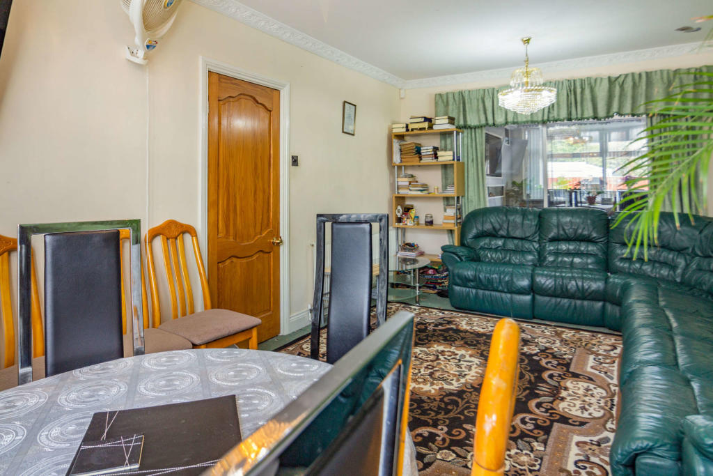 6 bedroom detached house for sale in Trentham Drive, Nottingham, NG8