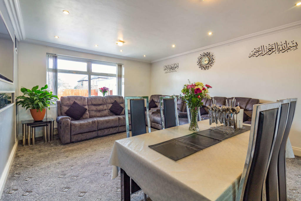 6 bedroom detached house for sale in Trentham Drive, Nottingham, NG8