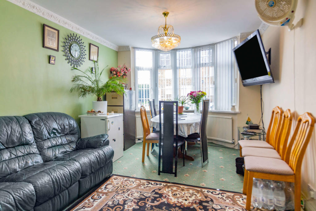 6 bedroom detached house for sale in Trentham Drive, Nottingham, NG8