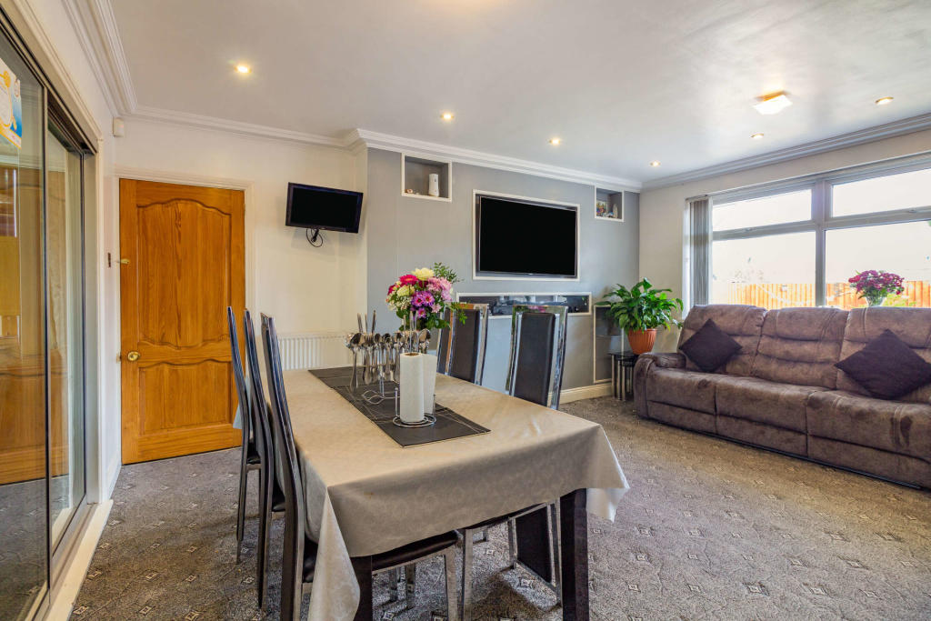 6 bedroom detached house for sale in Trentham Drive, Nottingham, NG8