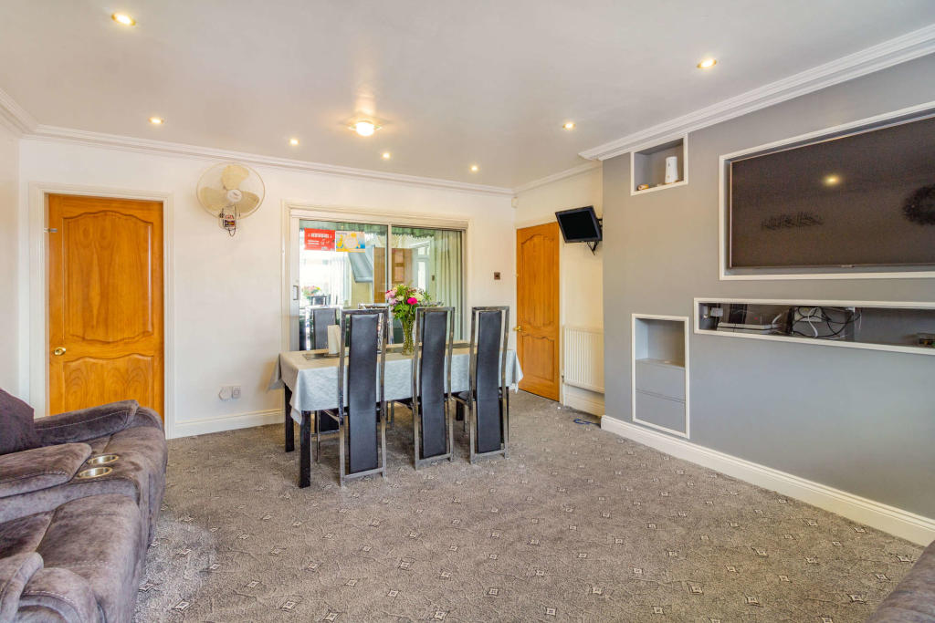 6 bedroom detached house for sale in Trentham Drive, Nottingham, NG8