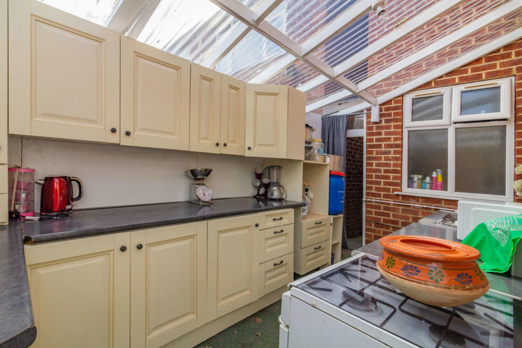 6 bedroom detached house for sale in Trentham Drive, Nottingham, NG8