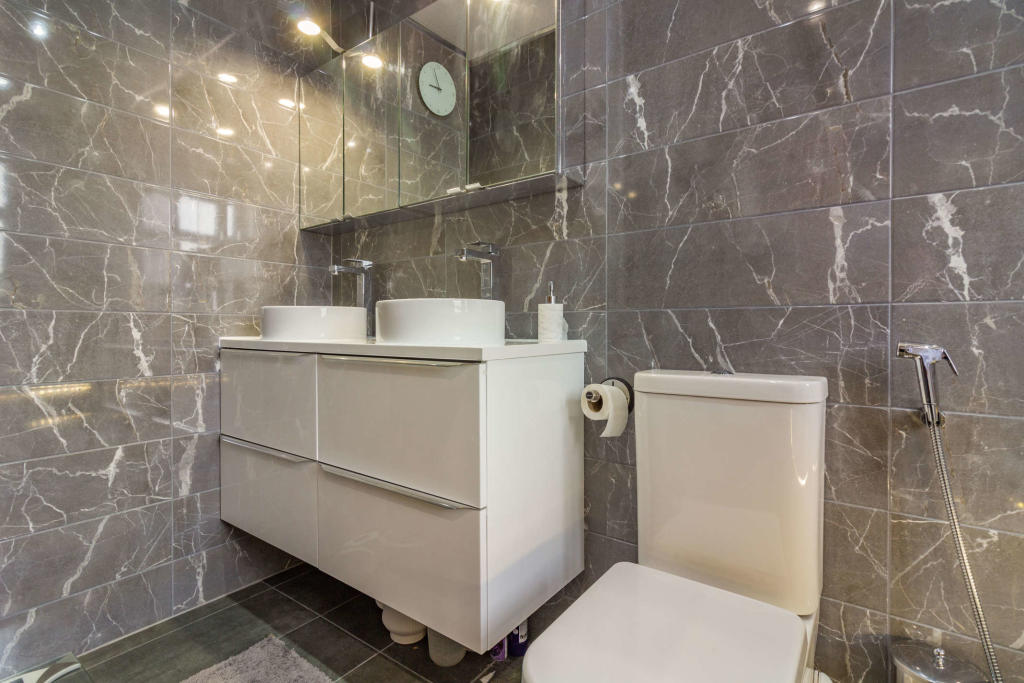 6 bedroom detached house for sale in Trentham Drive, Nottingham, NG8