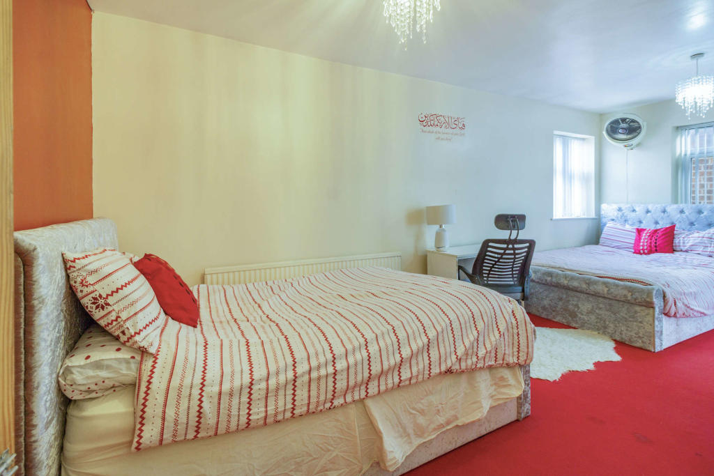 6 bedroom detached house for sale in Trentham Drive, Nottingham, NG8