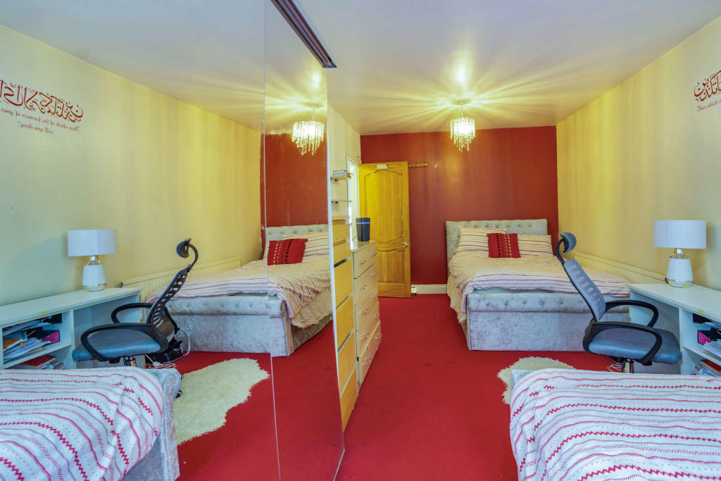 6 bedroom detached house for sale in Trentham Drive, Nottingham, NG8