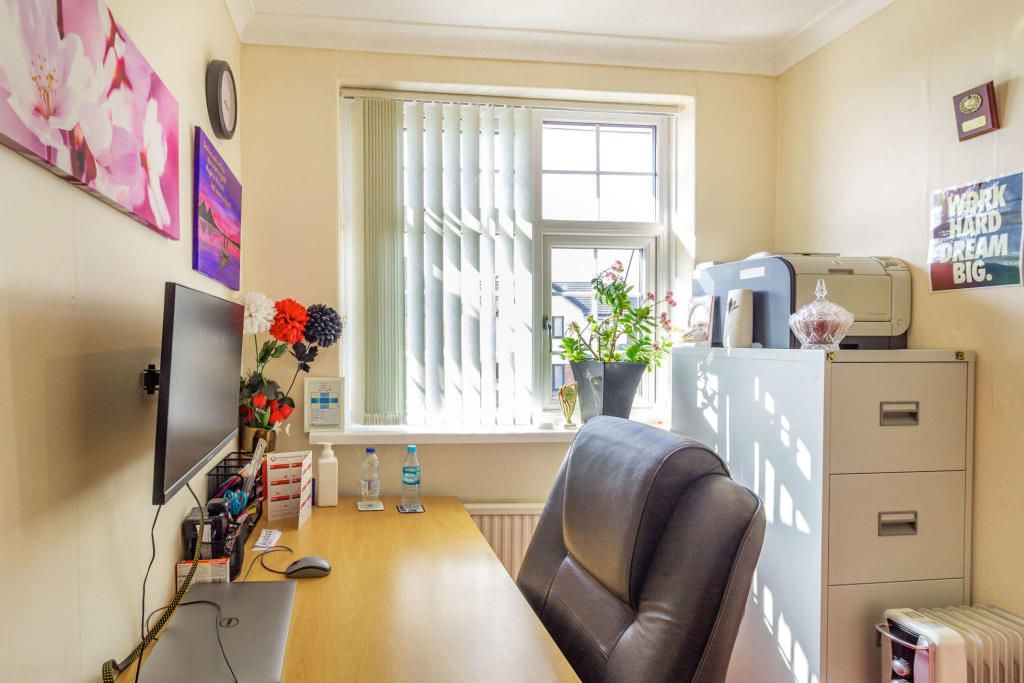 6 bedroom detached house for sale in Trentham Drive, Nottingham, NG8