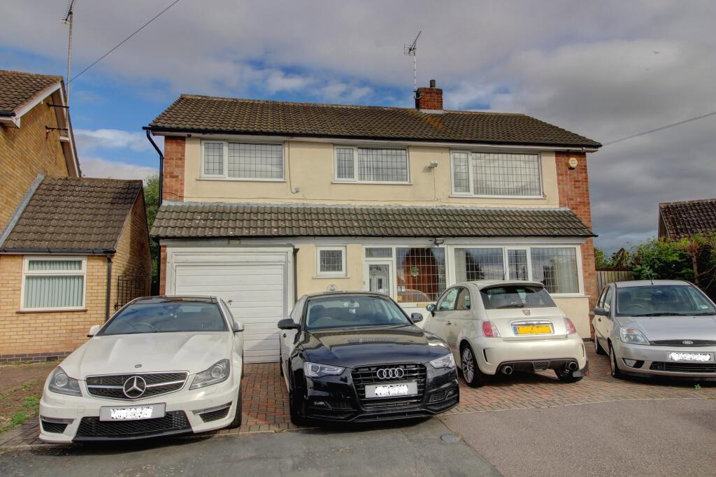 4 bedroom detached house for sale in Glen Way, Oadby, LE2