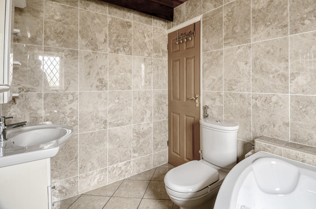 4 bedroom detached house for sale in Yew Tree Drive, Chesterfield, S40