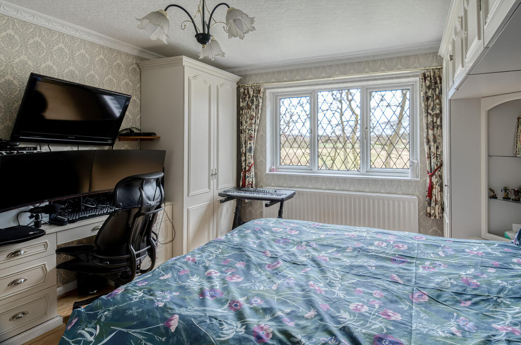 4 bedroom detached house for sale in Yew Tree Drive, Chesterfield, S40