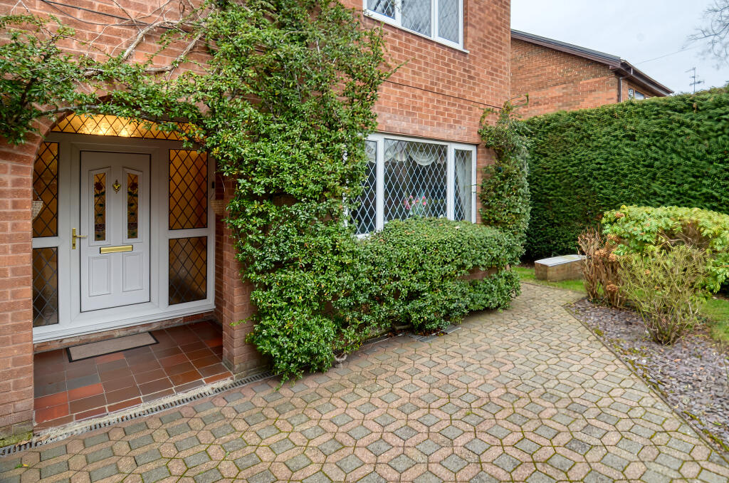 4 bedroom detached house for sale in Yew Tree Drive, Chesterfield, S40