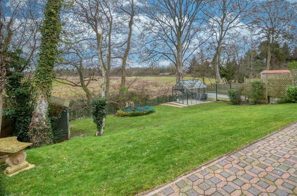4 bedroom detached house for sale in Yew Tree Drive, Chesterfield, S40