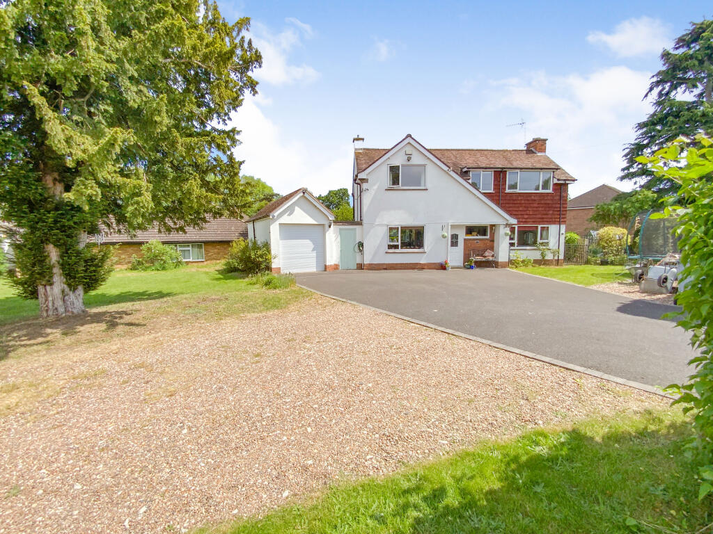 4 bedroom detached house for sale in The Spinney, Winthorpe, Newark, NG24