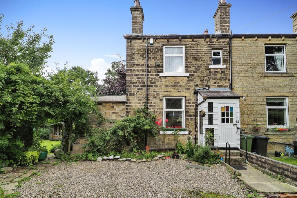 3 bedroom end of terrace house for sale in Quarmby Fold, Huddersfield, HD3