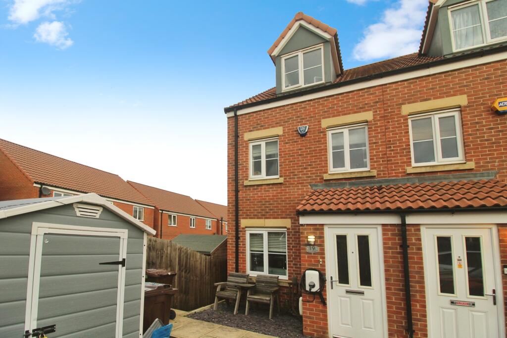 3 bedroom semidetached house for sale in Bottle Kiln Rise, Wakefield, WF1