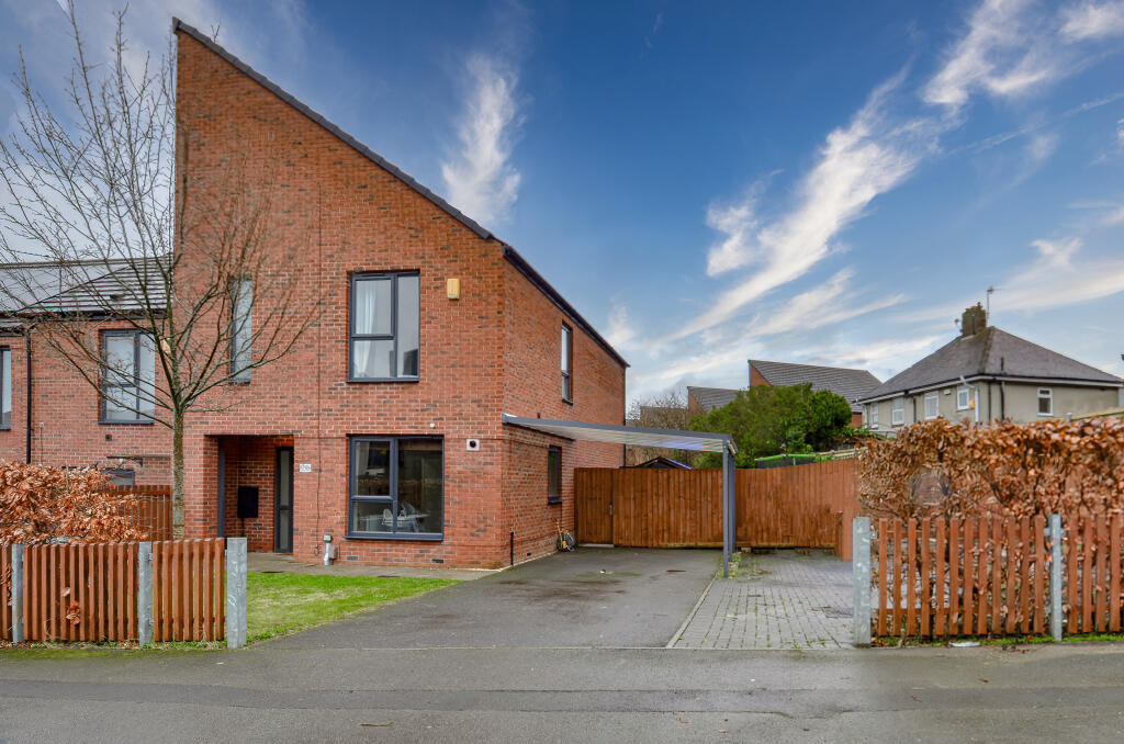 3 bedroom end of terrace house for sale in Murdock Road, Sheffield, S5