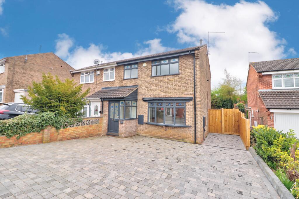 3 bedroom semidetached house for sale in Fabis Close, Swadlincote, DE11