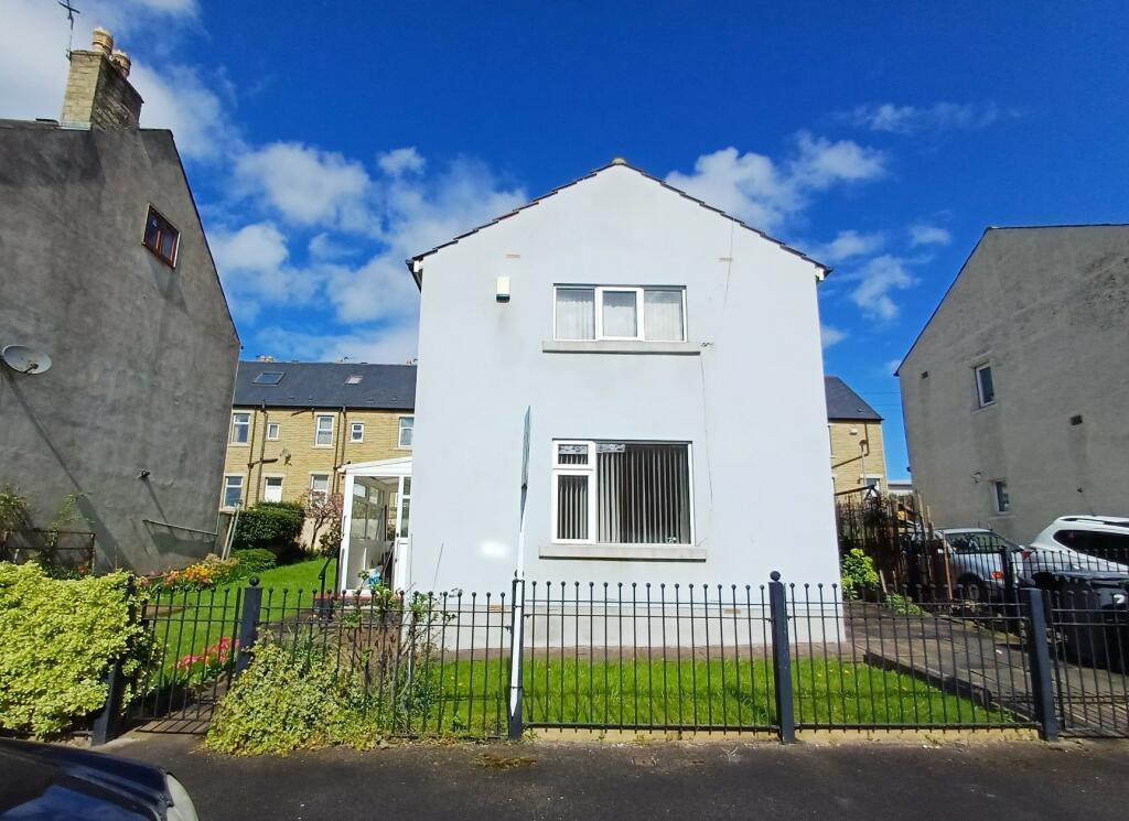 2 bedroom detached house for sale in Dawson Mount, Bradford, BD4