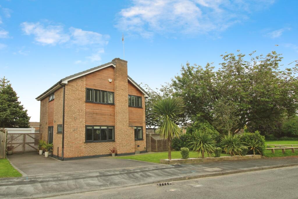 4 bedroom detached house for sale in Sinclair Garth, Wakefield, WF2