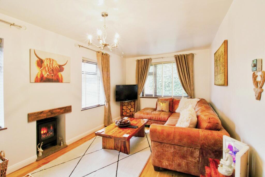 3 bedroom detached house for sale in Hollings Lane, Rotherham, S65