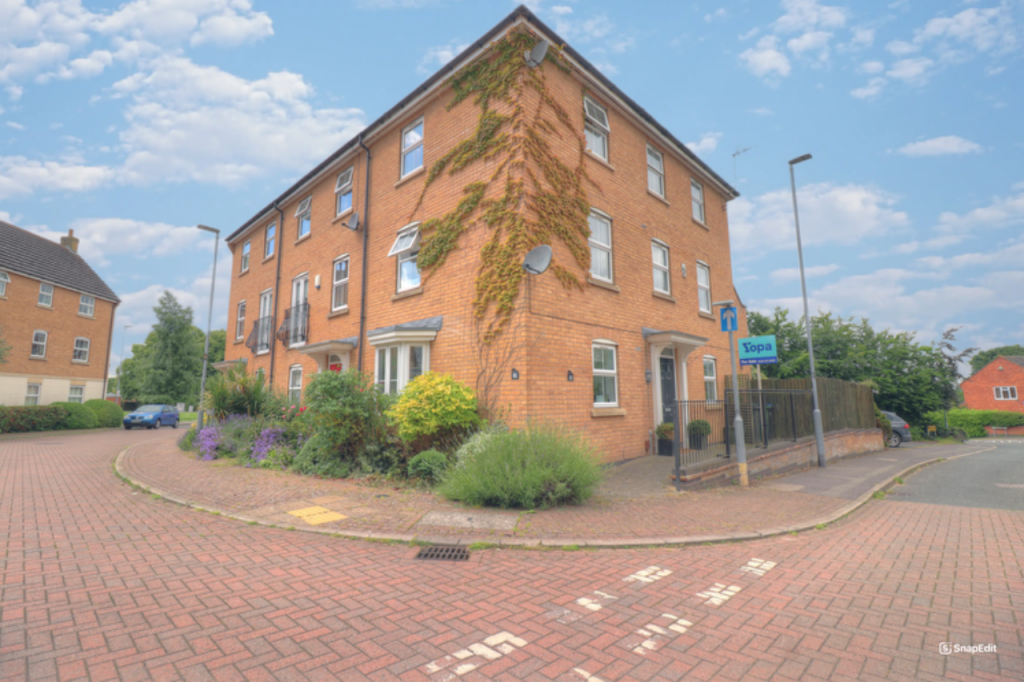 4 bedroom town house for sale in Malsbury Avenue, Leicester, LE7