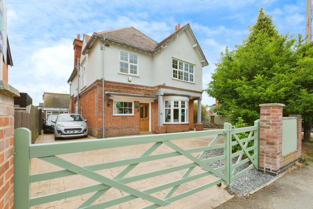 4 bedroom detached house for sale in Lutterworth Road, Blaby, LE8