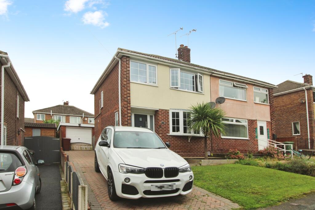 3 bedroom semidetached house for sale in Manor Park Avenue, Pontefract