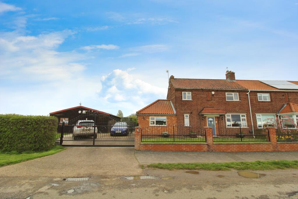 3 bedroom semidetached house for sale in Hill Road, Springthorpe, DN21