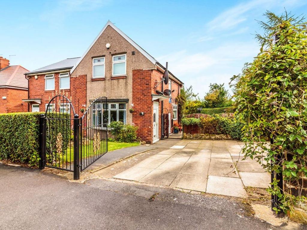 3 bedroom semidetached house for sale in Everingham Crescent