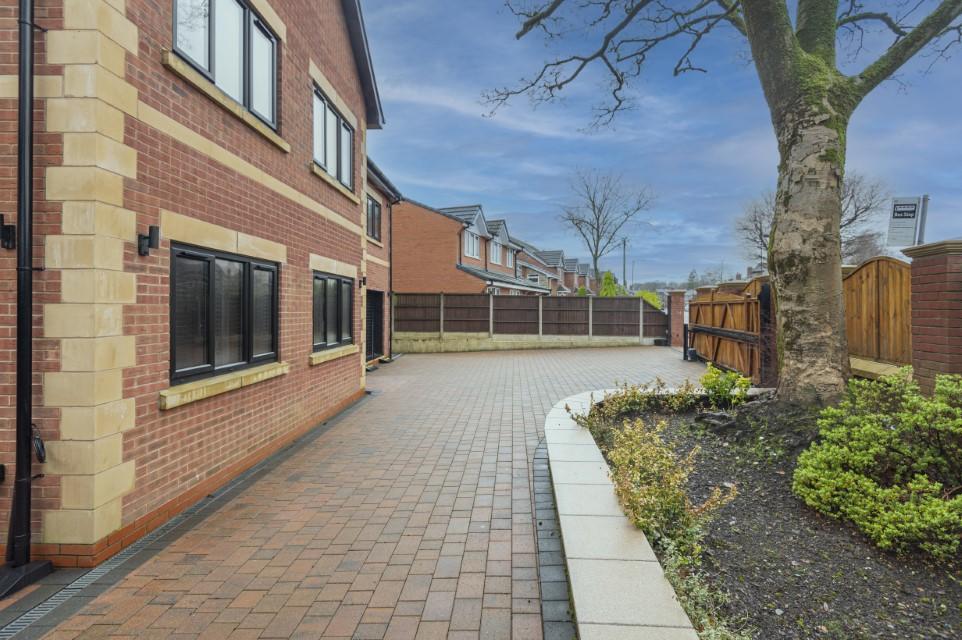 6 bedroom detached house for sale in Easedale Road, Heaton, Bolton, BL1
