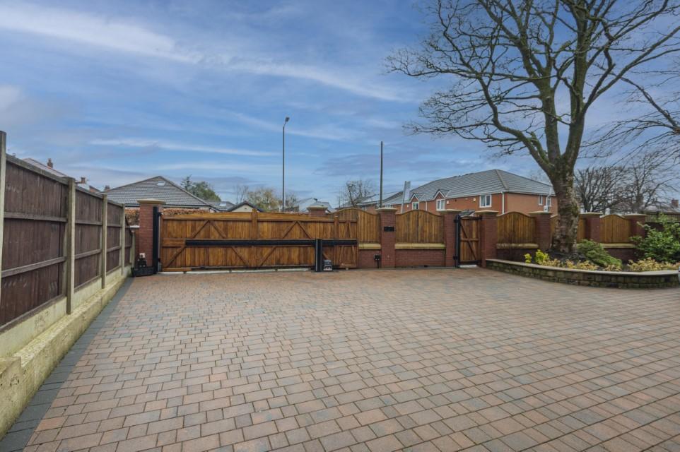 6 bedroom detached house for sale in Easedale Road, Heaton, Bolton, BL1