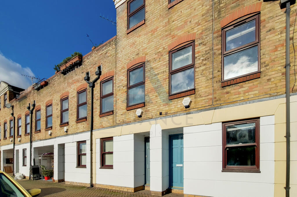 2 bedroom terraced house for rent in Malmesbury Road, London, E3