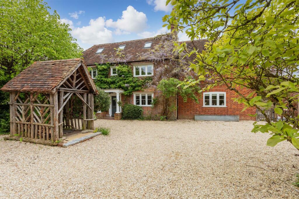 5 bedroom detached house for sale in Slaters Farm, Rotherfield Peppard, RG9