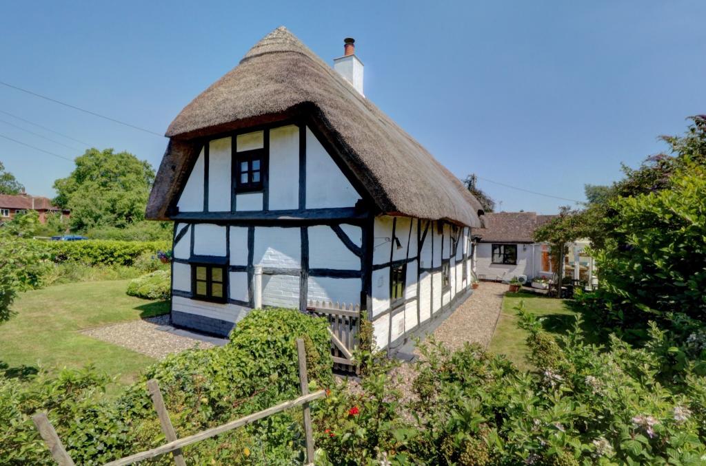 3 bedroom detached house for sale in The Thatch, Crowle Green, Crowle