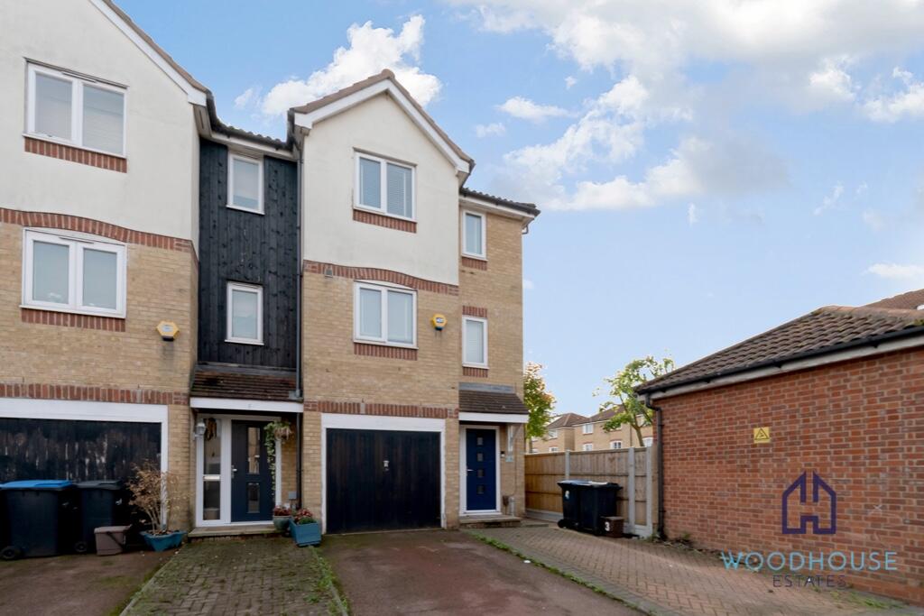 3 bedroom end of terrace house for rent in Manton Road, Enfield
