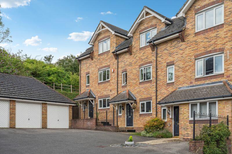 3 bedroom town house for sale in Rugby Rise, High HP11