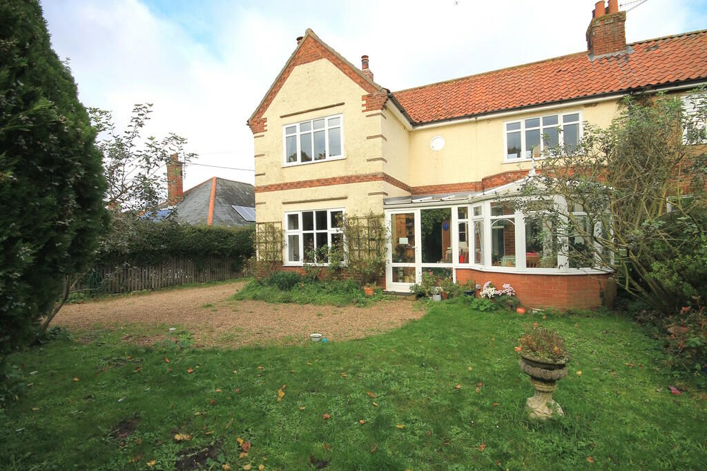 3 bedroom semidetached house for sale in Warham Road, Wellsnextthe
