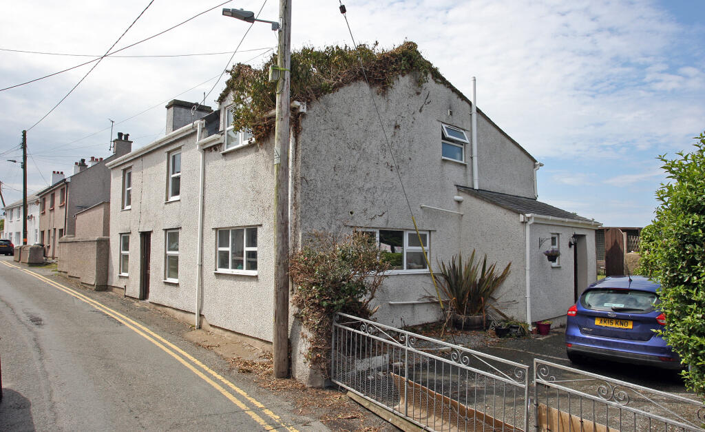 5 bedroom detached house for sale in Bethesda Street, Amlwch, Isle Of