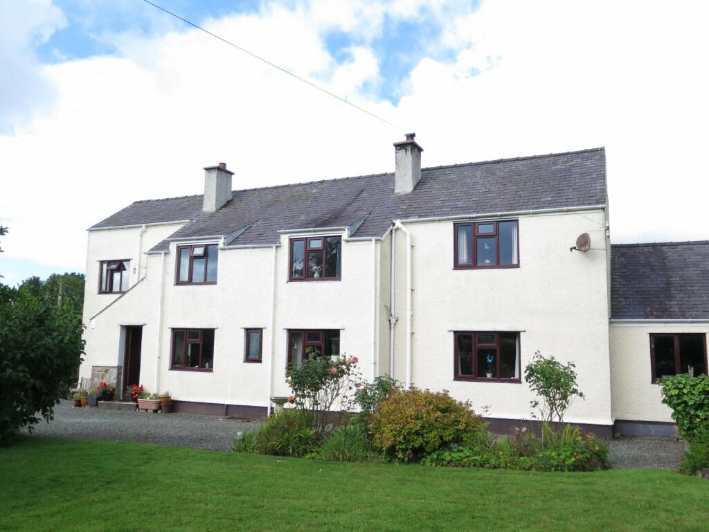 4 bedroom detached house for sale in Brynsiencyn, Llanfairpwll, Isle of