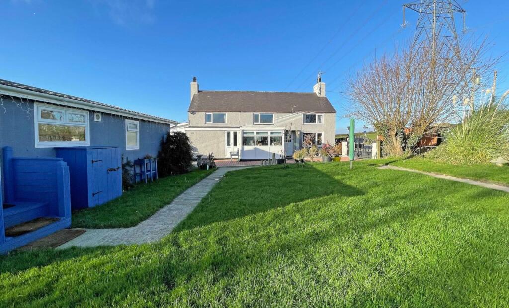 4 bedroom detached house for sale in Cemaes Bay, Isle of Anglesey, LL67
