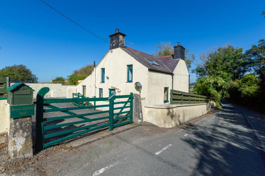 4 bedroom detached house for sale in Llanerchymedd, Isle of Anglesey, LL71